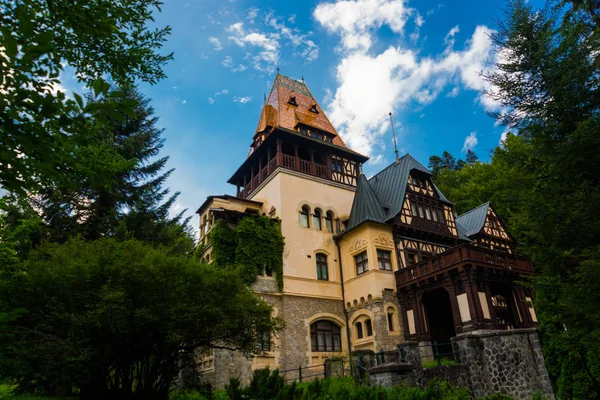 Castello di Pelisor, Sinaia, Romania. Veduta del famoso castello di Pelisor situato vicino al castello di Peles vicino alla città rumena Sinaia . — Foto Stock