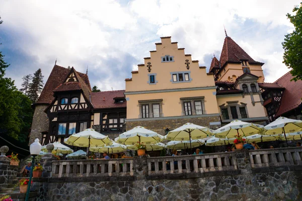 Edificios cerca del Castillo de Pelesh en Sinaia, Rumania — Foto de Stock