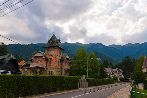 Bâtiments près du Château de Pelesh à Sinaia, Roumanie — Photo