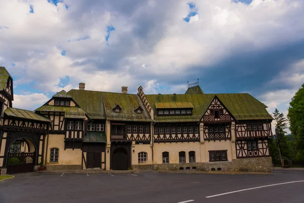 SINAIA, ROMANIA: Edificios cerca del Castillo de Pelesh en Sinaia, Rumania — Foto de Stock