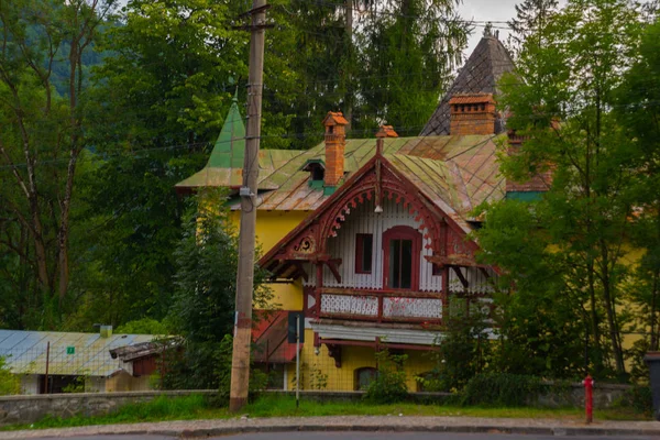 Byggnader nära slottet Pelesh i Sinaia, Rumänien — Stockfoto