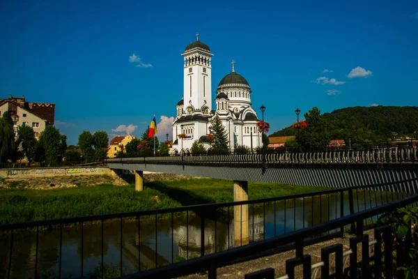 Sighisoara, Rumania: vista de la catedral ortodoxa de santo treime — Foto de Stock