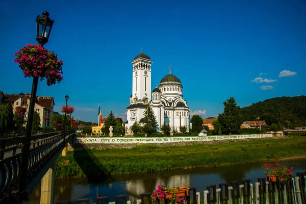 Sighisoara, Rumania: vista de la catedral ortodoxa de santo treime — Foto de Stock