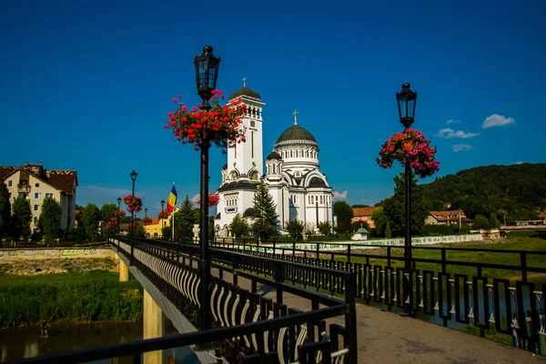 Sighisoara, Rumania: vista de la catedral ortodoxa de santo treime — Foto de Stock