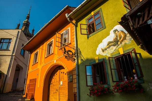 Sighisoara, Romania: Medieval street view in Sighisoara founded by saxon colonists in XIII century — Stock Photo, Image