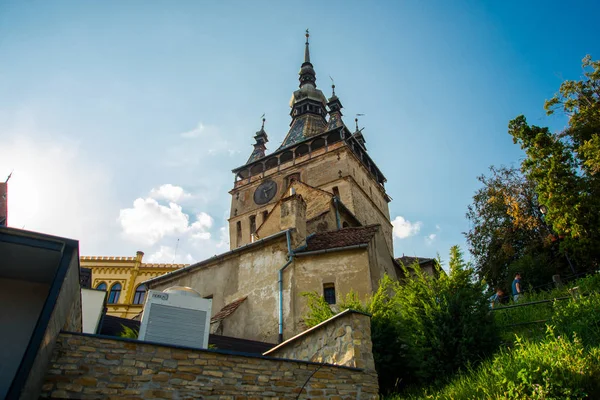 Sighisoara, Rumunsko: Stará budova v citadele Sighisoara. Tower Clock in Sighisoara. — Stock fotografie