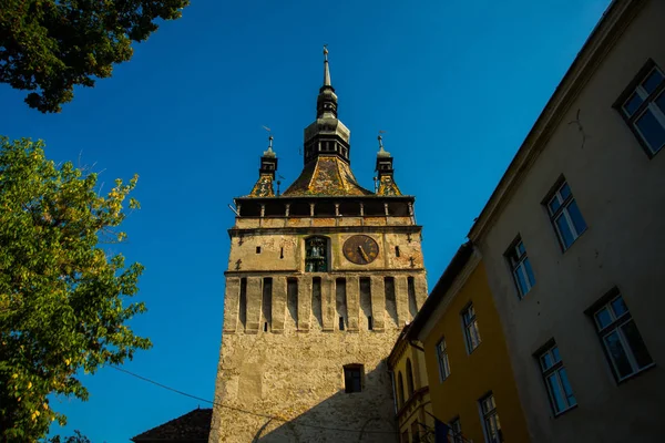 Sighisoara, Rumania: Edificio antiguo en la ciudadela de Sighisoara. Reloj Torre en Sighisoara . — Foto de Stock