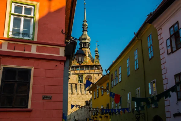 Sighisoara, Rumunsko: Stará budova v citadele Sighisoara. Tower Clock in Sighisoara. — Stock fotografie