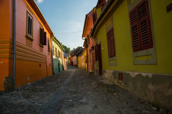 Sighisoara, Romania: Medieval street view in Sighisoara founded by saxon colonists in XIII century — Stock Photo, Image
