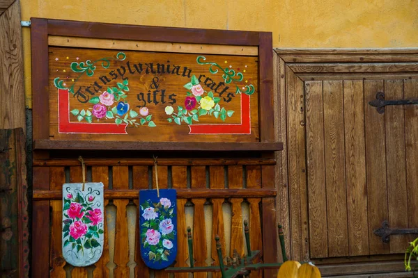 Sighisoara, Rumania: Hermosa decoración de la casa. Vista medieval de la calle en Sighisoara fundada por colonos saxon en el siglo XIII — Foto de Stock