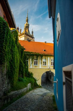 Sighisoara, Romanya: Sighisoara kalesindeki eski bina. Sighisoara 'daki Kule Saati.