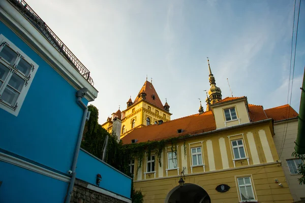 Sighisoara, Roumanie : Vue sur la rue médiévale à Sighisoara fondée par des colons saxons au XIII siècle — Photo