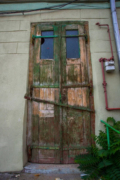 Sighisoara, Rumunia: zabytkowe drewniane drzwi. Piękne domy w historycznym centrum miasta. — Zdjęcie stockowe