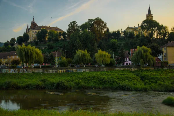 Сигисоара, Румыния: вид на средневековую крепость Сигисоара, Трансильвания, Румыния — стоковое фото