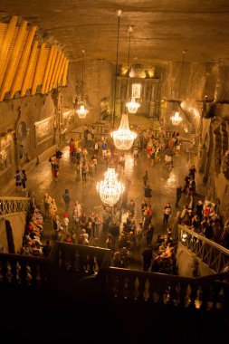 Wieliczka, Polonya: Dünyanın en eski tuz madenlerinden biri olan Wieliczka tuz madeninin ana salonunu ziyaret eden turistler.