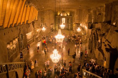 Wieliczka, Polonya: Dünyanın en eski tuz madenlerinden biri olan Wieliczka tuz madeninin ana salonunu ziyaret eden turistler.