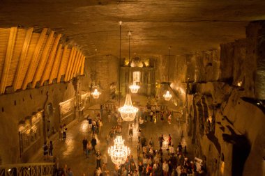 Wieliczka, Polonya: Dünyanın en eski tuz madenlerinden biri olan Wieliczka tuz madeninin ana salonunu ziyaret eden turistler.