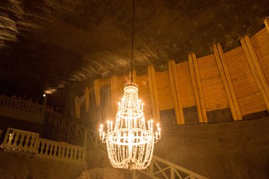 Wieliczka, Polonya: Dünyanın en eski tuz madenlerinden biri olan Wieliczka tuz madeninin ana salonunu ziyaret eden turistler.