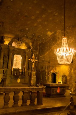 Wieliczka, Polonya: Dünyanın en eski tuz madenlerinden biri olan Wieliczka tuz madeninin ana salonunu ziyaret eden turistler.
