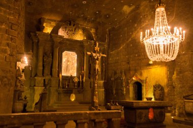 Wieliczka, Polonya: Dünyanın en eski tuz madenlerinden biri olan Wieliczka tuz madeninin ana salonunu ziyaret eden turistler.