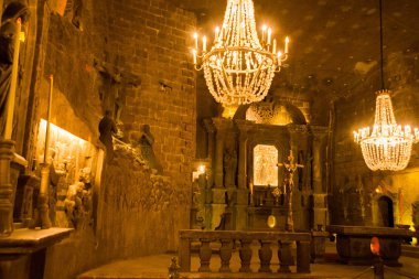 Wieliczka, Polonya: Dünyanın en eski tuz madenlerinden biri olan Wieliczka tuz madeninin ana salonunu ziyaret eden turistler.