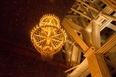 Wieliczka, Polonya: Polonya 'daki Wieliczka Tuz Madeni Müzesi' nde yeraltında inşa ediliyor. Ahşap devi inşaatı turistler üzerinde bir etki bırakıyor.