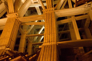 Wieliczka, Polonya: Polonya 'daki Wieliczka Tuz Madeni Müzesi' nde yeraltında inşa ediliyor. Ahşap devi inşaatı turistler üzerinde bir etki bırakıyor.