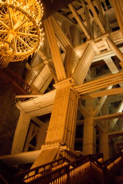 Wieliczka, Polonya: Polonya 'daki Wieliczka Tuz Madeni Müzesi' nde yeraltında inşa ediliyor. Ahşap devi inşaatı turistler üzerinde bir etki bırakıyor.