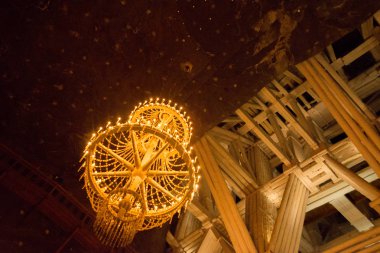 Wieliczka, Polonya: Polonya 'daki Wieliczka Tuz Madeni Müzesi' nde yeraltında inşa ediliyor. Ahşap devi inşaatı turistler üzerinde bir etki bırakıyor.