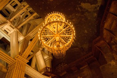 Wieliczka, Polonya: Polonya 'daki Wieliczka Tuz Madeni Müzesi' nde yeraltında inşa ediliyor. Ahşap devi inşaatı turistler üzerinde bir etki bırakıyor.