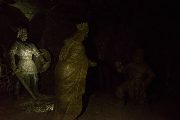 WIELICZKA, POLONIA: Estatuas de sal en la mina de sal de Wieliczka, Patrimonio de la Humanidad por la UNESCO en la ciudad de Wieliczka, al sur de Polonia — Foto de Stock