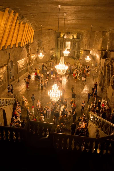 Wieliczka, Polen: Toeristen bezoeken de grote hal van de zoutmijn Wieliczka, een van de oudste zoutmijnen ter wereld. — Stockfoto