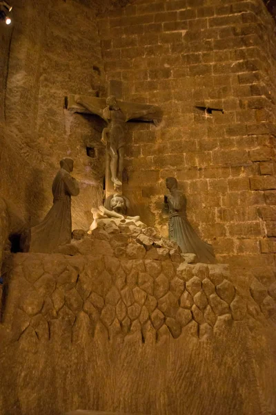 Wieliczka, Polônia: Turistas visitam o salão principal da mina de sal de Wieliczka, uma das mais antigas minas de sal do mundo . — Fotografia de Stock