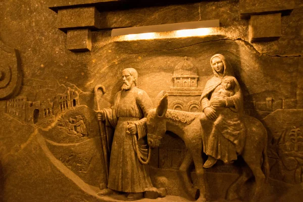 Wieliczka, Polen: Toeristen bezoeken de grote hal van de zoutmijn Wieliczka, een van de oudste zoutmijnen ter wereld. — Stockfoto