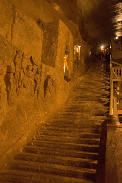 Wieliczka, Polsko: Turisté navštíví hlavní sál solného dolu Wieliczka, jednoho z nejstarších solných dolů na světě. — Stock fotografie