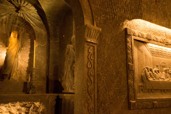 Wieliczka, Krakau, Polen: Wieliczka zoutmijn in Krakau, Polen, Europa. Leonardo 's Het Laatste Avondmaal gesneden in een muur van steenzout in Wieliczka Mine Unesco erfgoed site. — Stockfoto