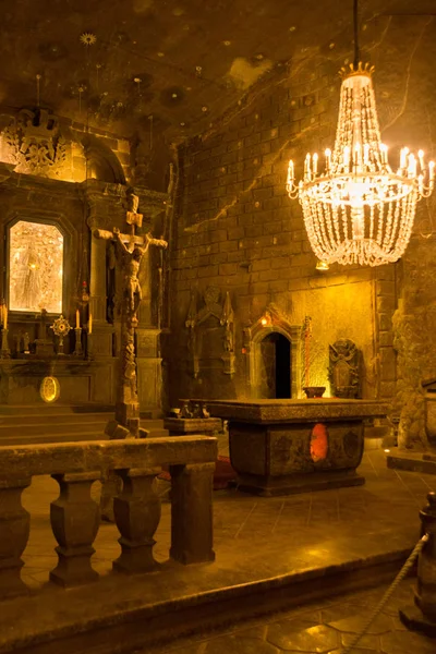 Wieliczka, Polonya: Dünyanın en eski tuz madenlerinden biri olan Wieliczka tuz madeninin ana salonunu ziyaret eden turistler. — Stok fotoğraf