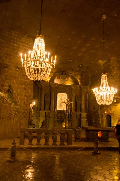 Wieliczka, Polen: Turister besöker huvudsalen i saltgruvan i Wieliczka, en av världens äldsta saltgruvor. — Stockfoto