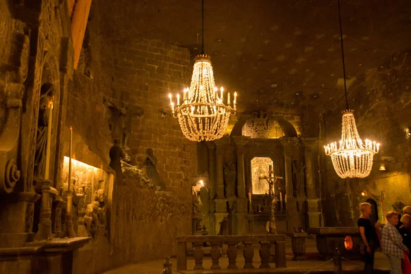 Wieliczka, Polonya: Dünyanın en eski tuz madenlerinden biri olan Wieliczka tuz madeninin ana salonunu ziyaret eden turistler.