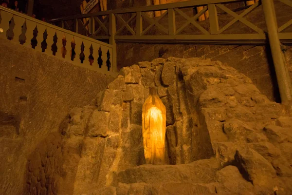 Wieliczka, Polen: Toeristen bezoeken de grote hal van de zoutmijn Wieliczka, een van de oudste zoutmijnen ter wereld. — Stockfoto