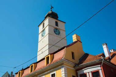 Sibiu, Romanya: Sibiu 'nun küçük swuare' deki konsey kulesi güneşli bir yaz gününde ve Sibiu 'da mavi bir gökyüzü var