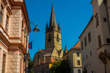 Sibiu, Romanya: Sıcak gün batımı ışığında Evangelic Kilisesi. 1530 yılında inşa edildi ve Transilvanya 'nın Sibiu kentindeki en ünlü Gotik tarzı kilisedir.