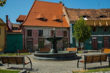 Sibiu, Romanya: Gözleri ve çatısı olan sözde ev. Sokaktaki geleneksel çok renkli evlerin çatılarında sıra dışı Dormer pencereleri var.
