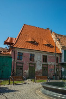 Sibiu, Romanya: Gözleri ve çatısı olan sözde ev. Sokaktaki geleneksel çok renkli evlerin çatılarında sıra dışı Dormer pencereleri var.