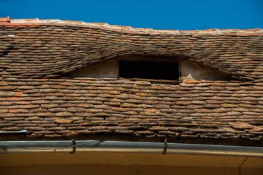 Sibiu, Romanya: Gözleri ve çatısı olan sözde ev. Sokaktaki geleneksel çok renkli evlerin çatılarında sıra dışı Dormer pencereleri var.