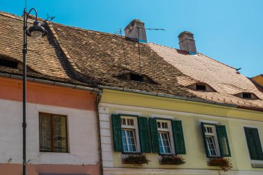 Sibiu, Romanya: Gözleri ve çatısı olan sözde ev. Sokaktaki geleneksel çok renkli evlerin çatılarında sıra dışı Dormer pencereleri var.