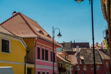 Sibiu, Romanya: Gözleri ve çatısı olan sözde ev. Sokaktaki geleneksel çok renkli evlerin çatılarında sıra dışı Dormer pencereleri var.