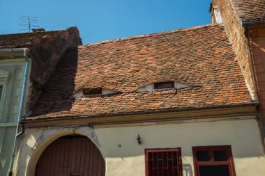 Sibiu, Romanya: Gözleri ve çatısı olan sözde ev. Sokaktaki geleneksel çok renkli evlerin çatılarında sıra dışı Dormer pencereleri var.