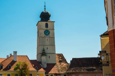 Sibiu, Romanya: Saat kulesi. Sibiu 'nun Büyük Meydanı Piata Mare' si ve Belediye Binası.
