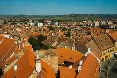 Sibiu, Romanya: Eski kentin manzarası ve geleneksel evlerin çatıları.